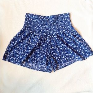 Woman's high waisted Aerie shorts! Perfect for spring 💐